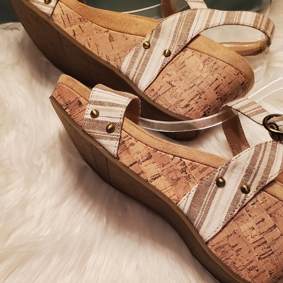 Abella Women's Tan Striped Sandals - Picture 4 of 7